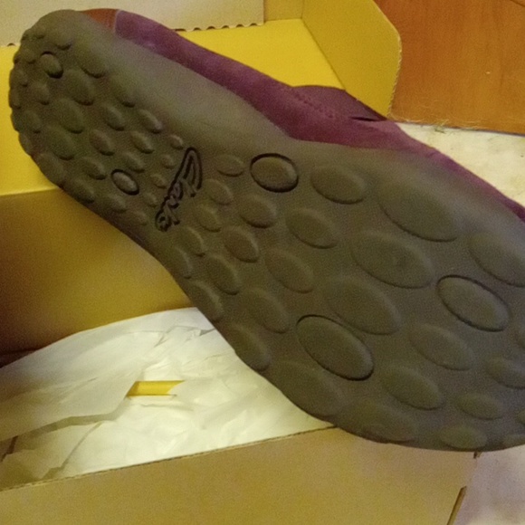 Clark's, 7 1/2 W Burgundy Suede - Picture 3 of 3